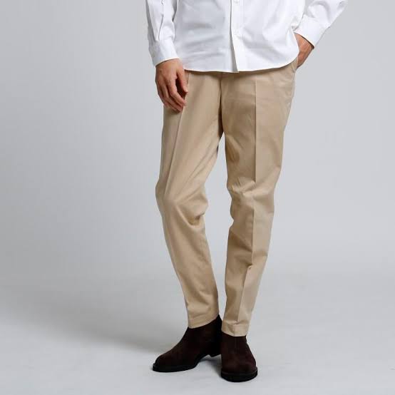 ベージュパンツ