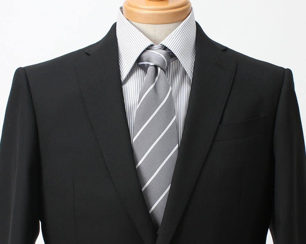 ブラックスーツ　コーディネート