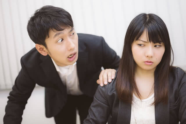 目を見て話さない