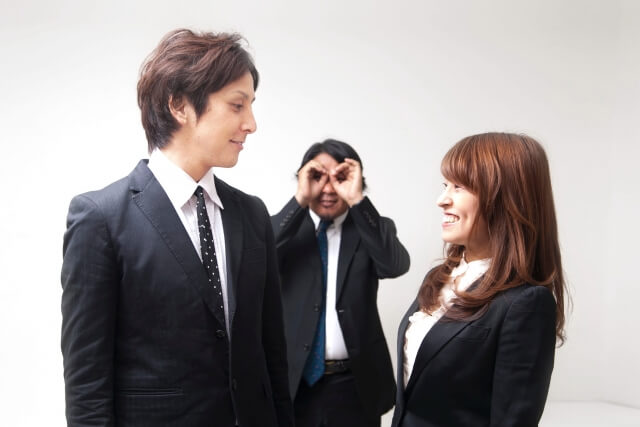 職場の後輩を好きになってしまった 好かれたいならまず を変えろ ビジネスマン応援メディア スマートビズ Smart Biz 職場の後輩を好きになってしまった 好かれたいならまず を変えろ ビジネスマン応援メディア スマートビズ Smart Biz