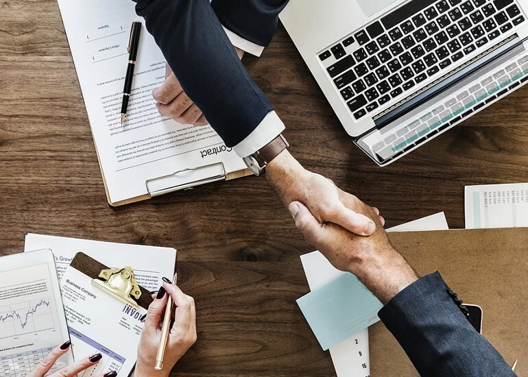 訪問時や商談の際にはネクタイは着用するのがマナーです。