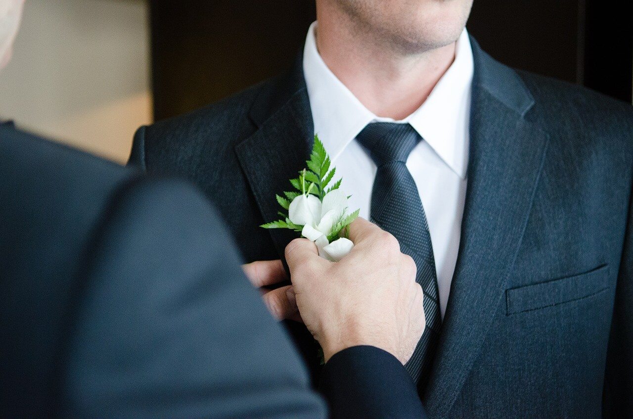 結婚式での新郎の服装 衣装はどれがおすすめ レンタル 購入 徹底比較 これさえ見れば間違いなし ビジネスマン応援メディア スマートビズ Smart Biz 結婚式での新郎の服装 衣装はどれがおすすめ レンタル 購入 徹底比較 これさえ見れば間違いなし ビジネスマン応援メディア スマートビズ Smart Biz