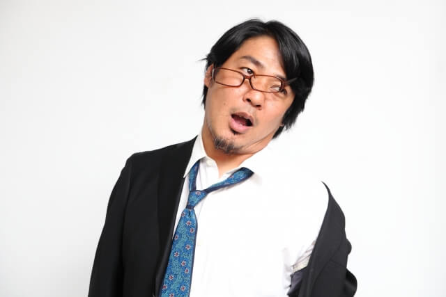 スーツよれよれの男